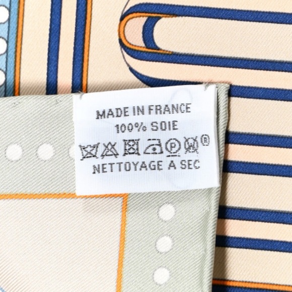 Hermes
Silk Carre Grand Tralala
Scarf 45 Vert Amande
Beige Bleu - Picture 8 of 12